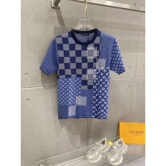 Louis Vuitton embossed jacquard knit crew neck short-sleeve T-shirt, classic design with heavy-duty three-dimensional inlay work that exudes a fashionable and sophisticated feel.